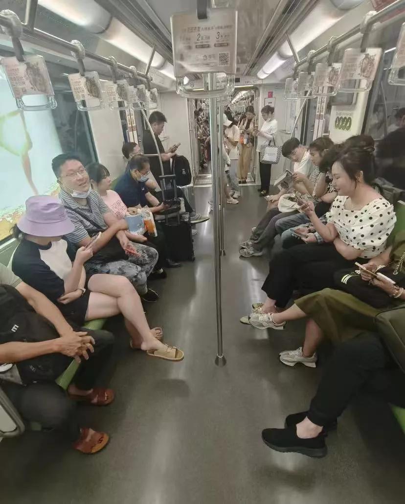 2023年8月上海地铁车厢一景。
经常会看到有人在公交车地铁上，因为争抢座位吵架