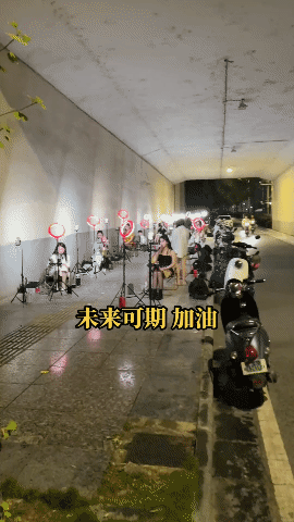 非常“励志”的一群人，总是晚上加班到凌晨，而且任劳任怨，从不喊苦喊累，未来可期！
