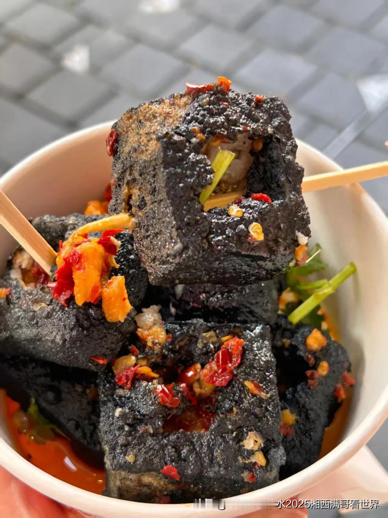 闻起来臭，吃起来香！这就是长沙臭豆腐，经过湘西山区老百姓的改良，多了点辣，别有风