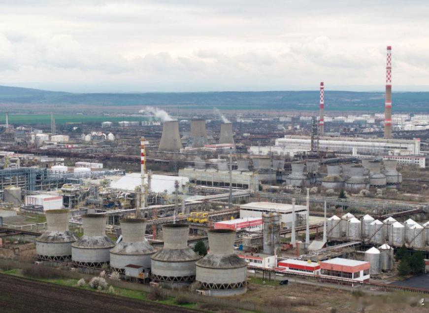 【油储大战！保加利亚两高官互怼，油库储存量相差六倍真假难辨】冬天快到了，保加利亚