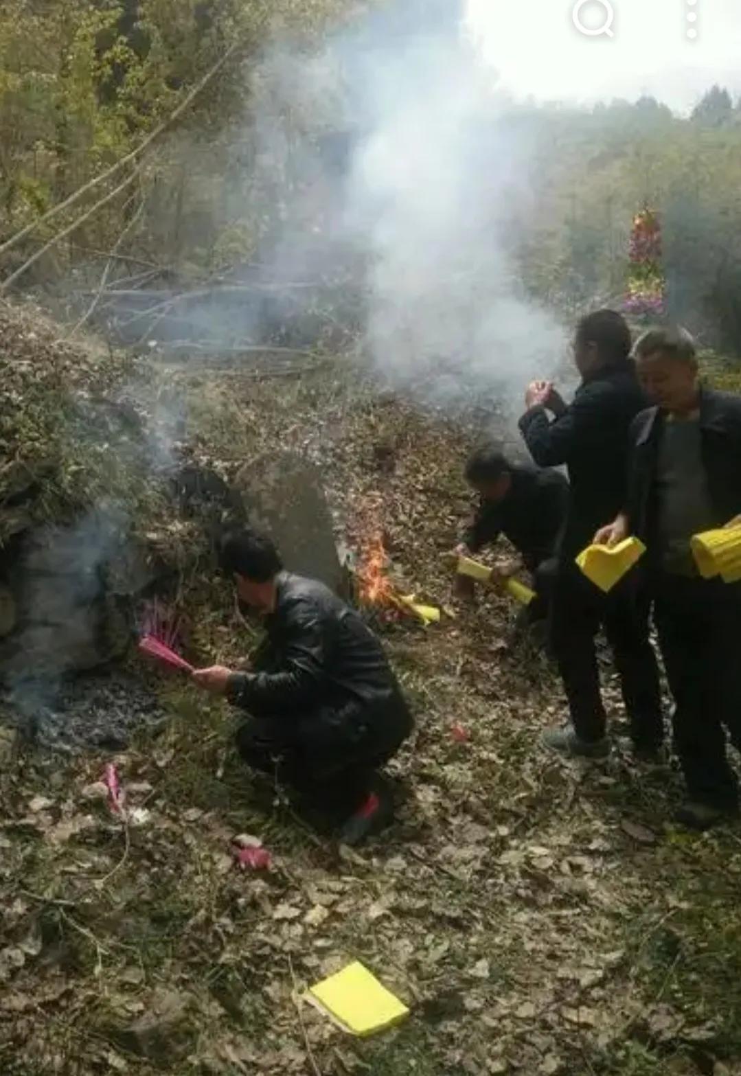 祭祖有感
野田陌路冢几丘，
凄风冷雨行人愁。
贤愚百年知谁是，
纸灰伴泪颊前流。