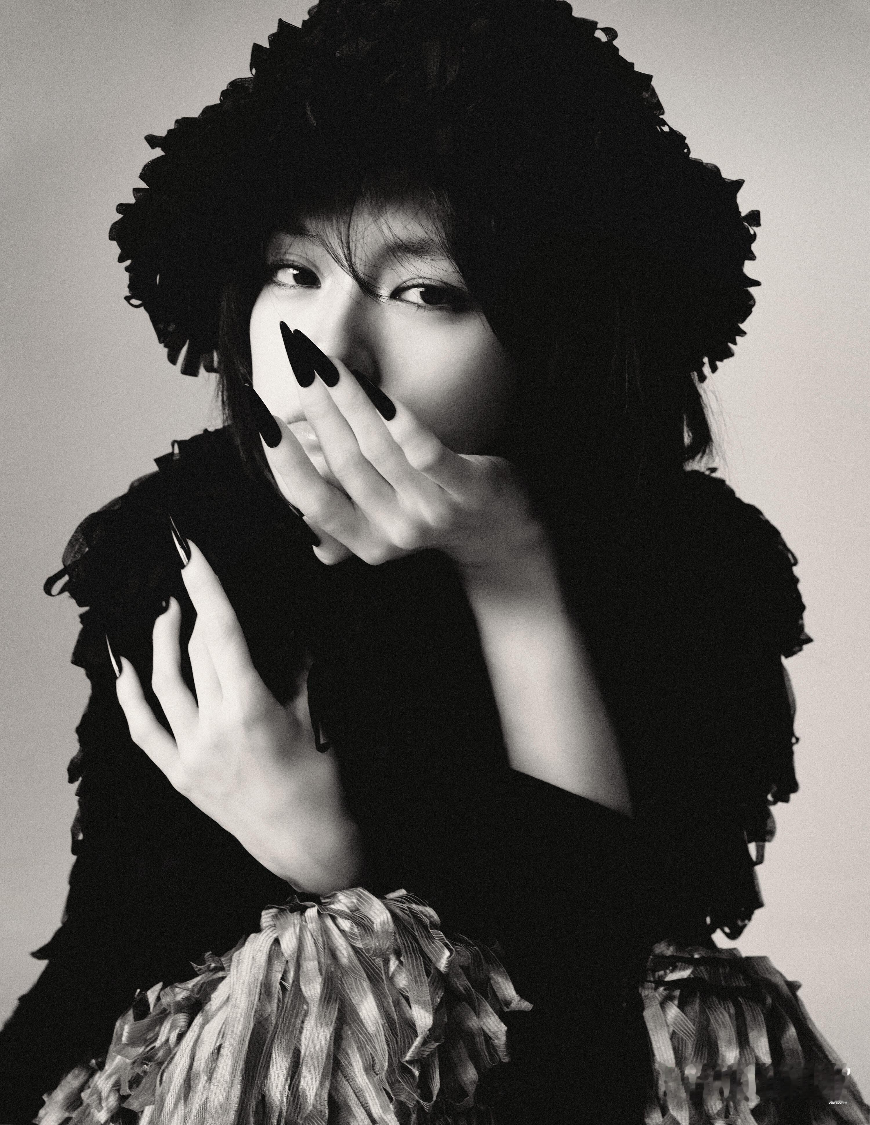 文淇时装五月刊封面🤍🖤在文淇身上，映射出一种超越同龄人的自我审视。她善于自我