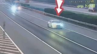 黄群路上还有插队的。
白车在高速公路上突然停车，后方大货车避让不及追尾，白车上的