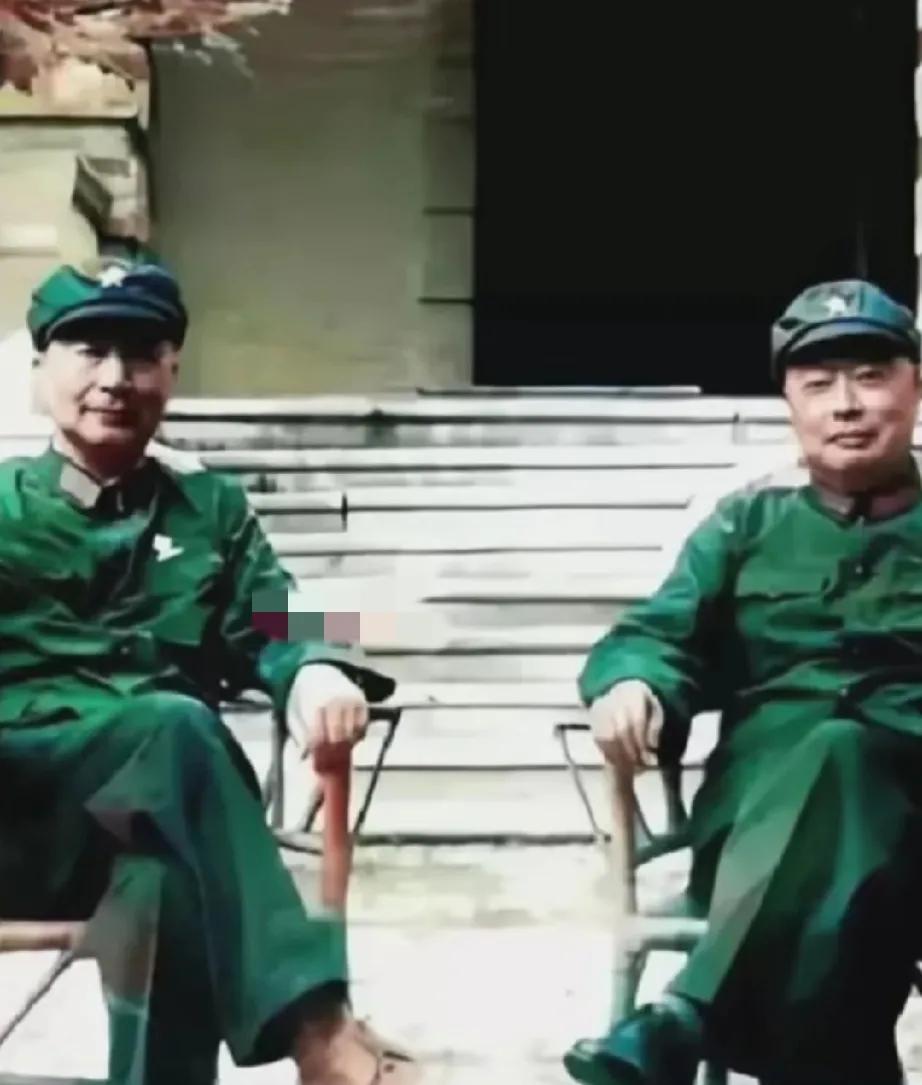 一张非常罕见的老照片
1971年陈老总70大寿和聂帅合影留念！
两位功勋卓著的老