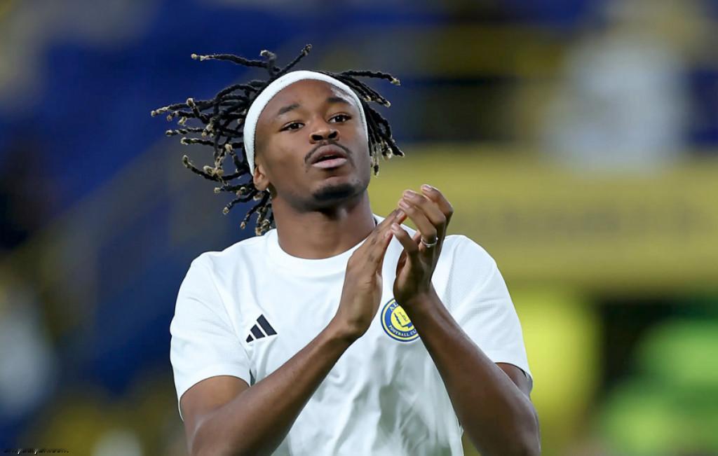 C罗和利雅得 据利雅迪亚🔴西马坎将于周日上午接受腿筋伤势的复查，以确定他是否能