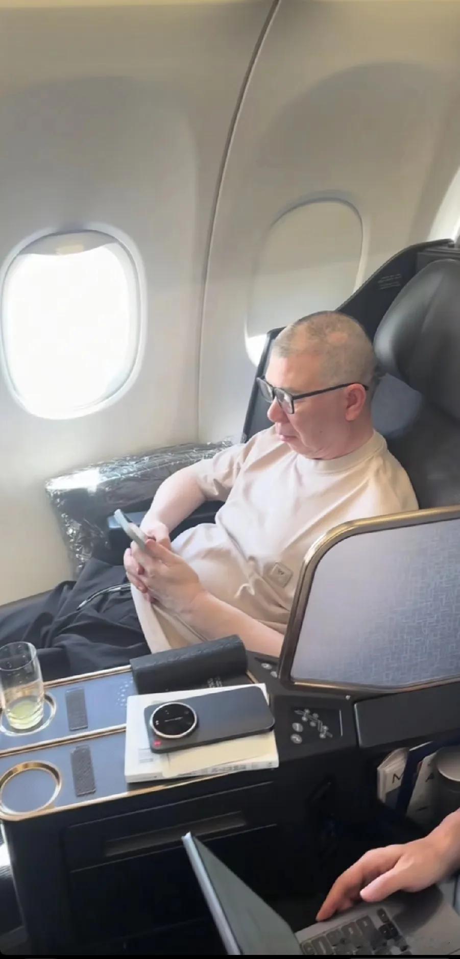 近日，著名导演冯小刚在韩国乘坐大韩航空的飞机前往济州岛旅游，作为大导演，他很低调