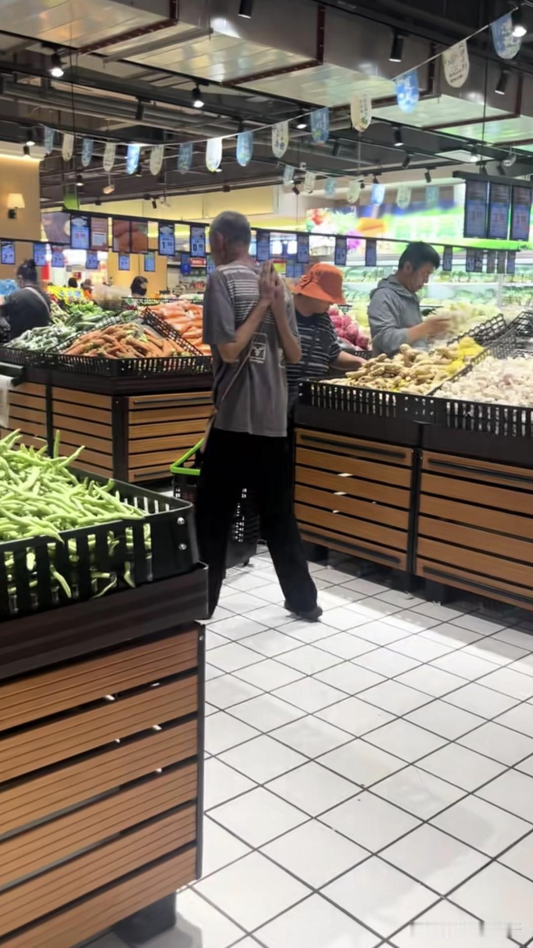 我这是眼花了吗？
