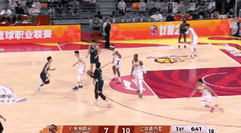 陈家政紧张过度，面对铺盖，被吓了一跳，被整了个二次运球违例，交学费了。