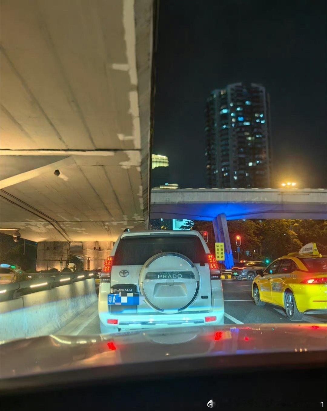 很纠结要不要超车要是超车看到旁边有美女咋办