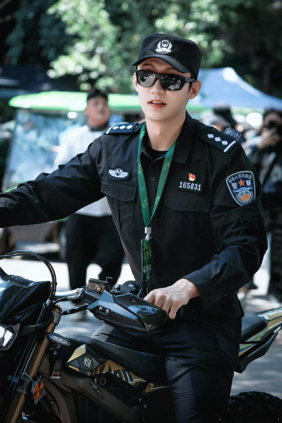 黄景瑜又抓真蛇了黄景瑜在片场又抓蛇了谁看了不喊一声勇！黄景瑜片场又徒手抓真蛇，戏