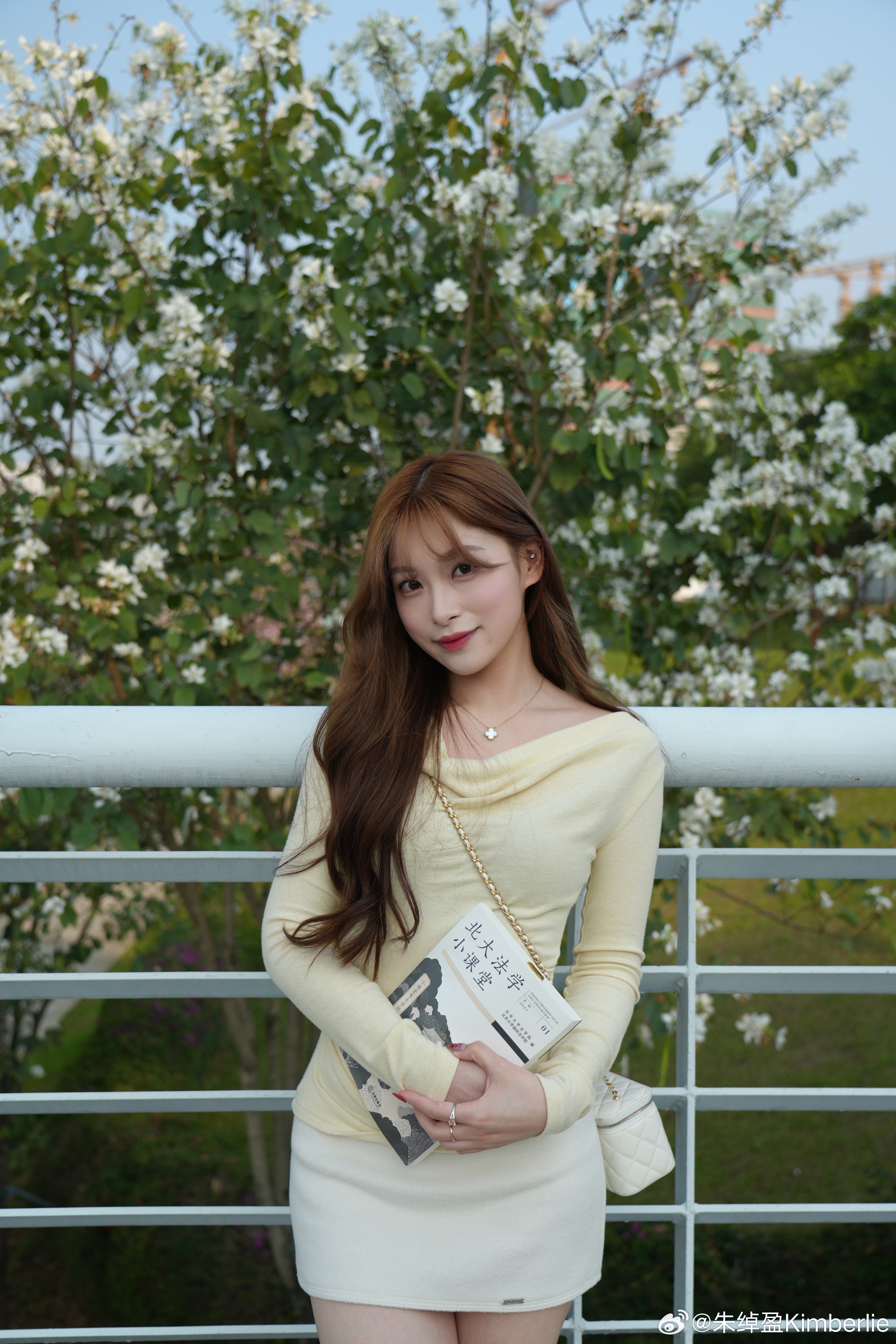 🌺北大学校里的花。 北大最令我着迷的是“思想自由，兼容并包”的理念，鼓励学生们