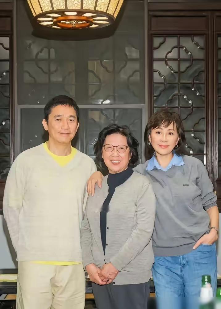 刘嘉玲的同学聚会合影太让人惊叹了。照片里她穿白衬衫、牛仔裤，戴墨镜站C位，60岁