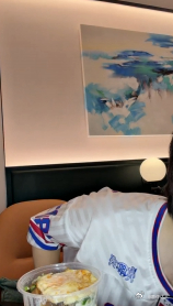 余宇涵拿了MVP就来打视频 刚结束颁奖环节就和大家视频，满身少年活力藏不住，聊起