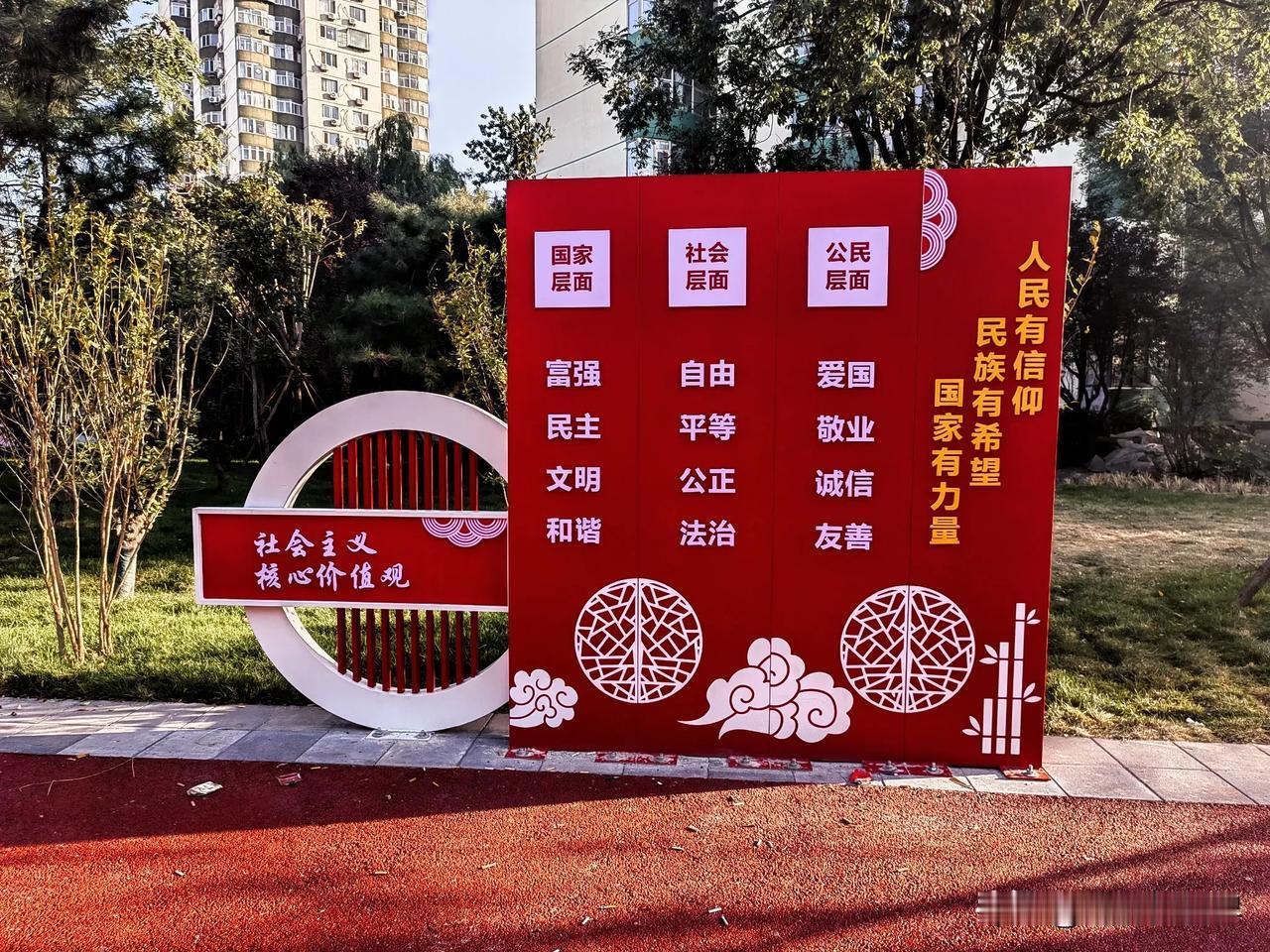 很喜欢的一段话与大家分享：
要允许自己面颊长皱纹，两鬓生白发，岁月不会放过任何人