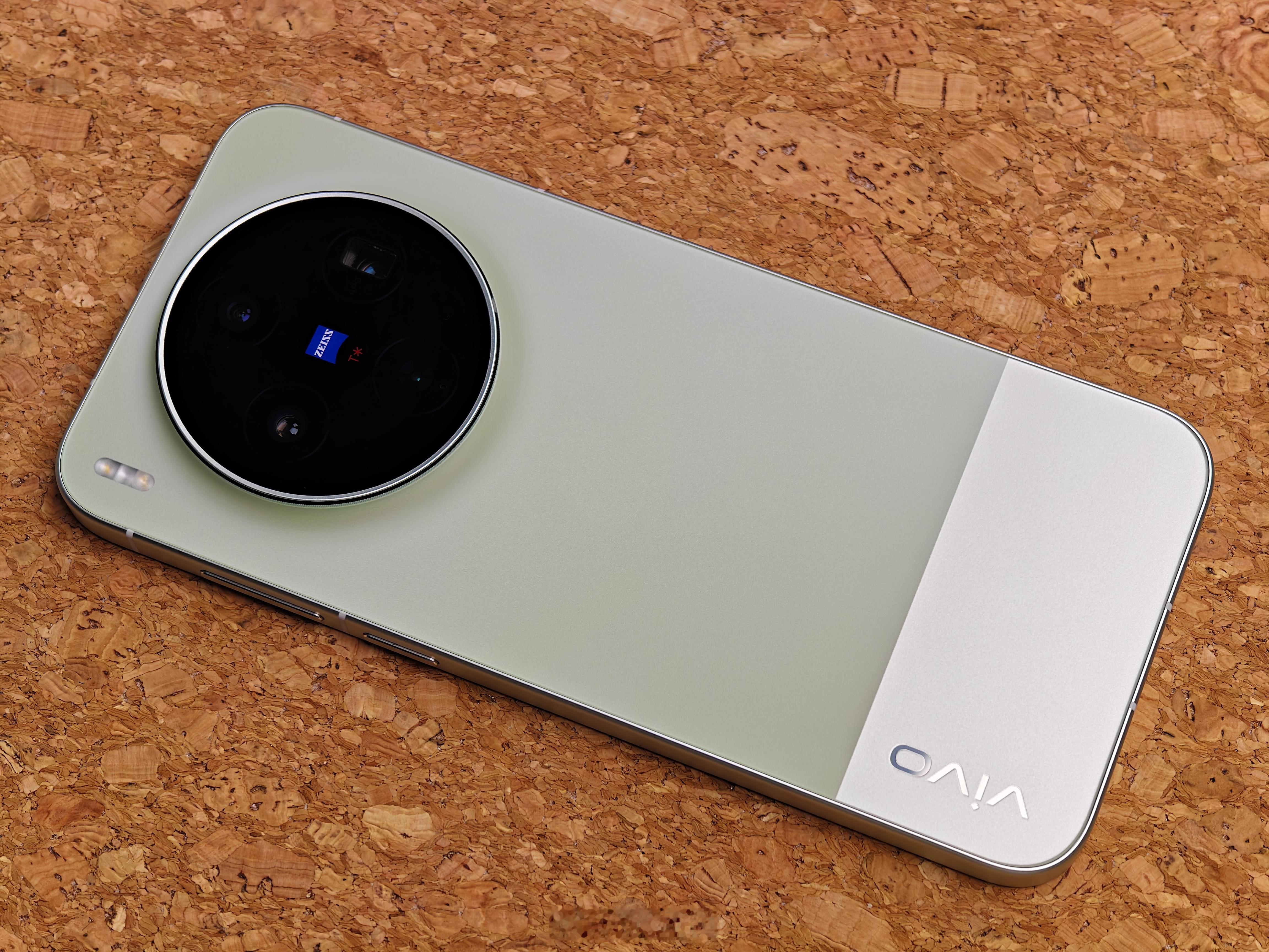 X300s这次一个惊喜就是扬声器效果很不错，据说是iQOO 15同款，听歌看视频