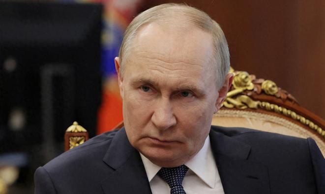 最近战斗民族的生育政策直接炸翻全网，总统普京开大会时放话，以后俄罗斯家庭生三个及