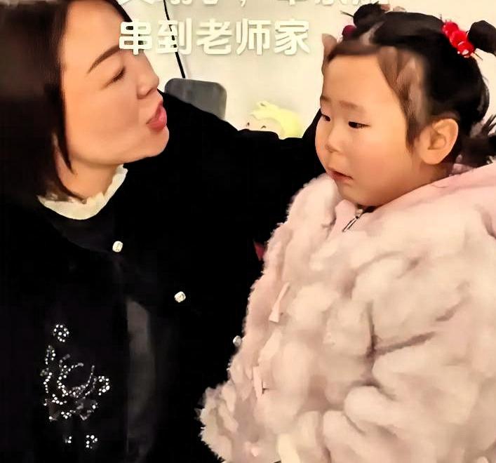 过年走亲访友本是喜气洋洋的场景，家家户户热热闹闹，大人寒暄说笑，孩子拿着红包开心