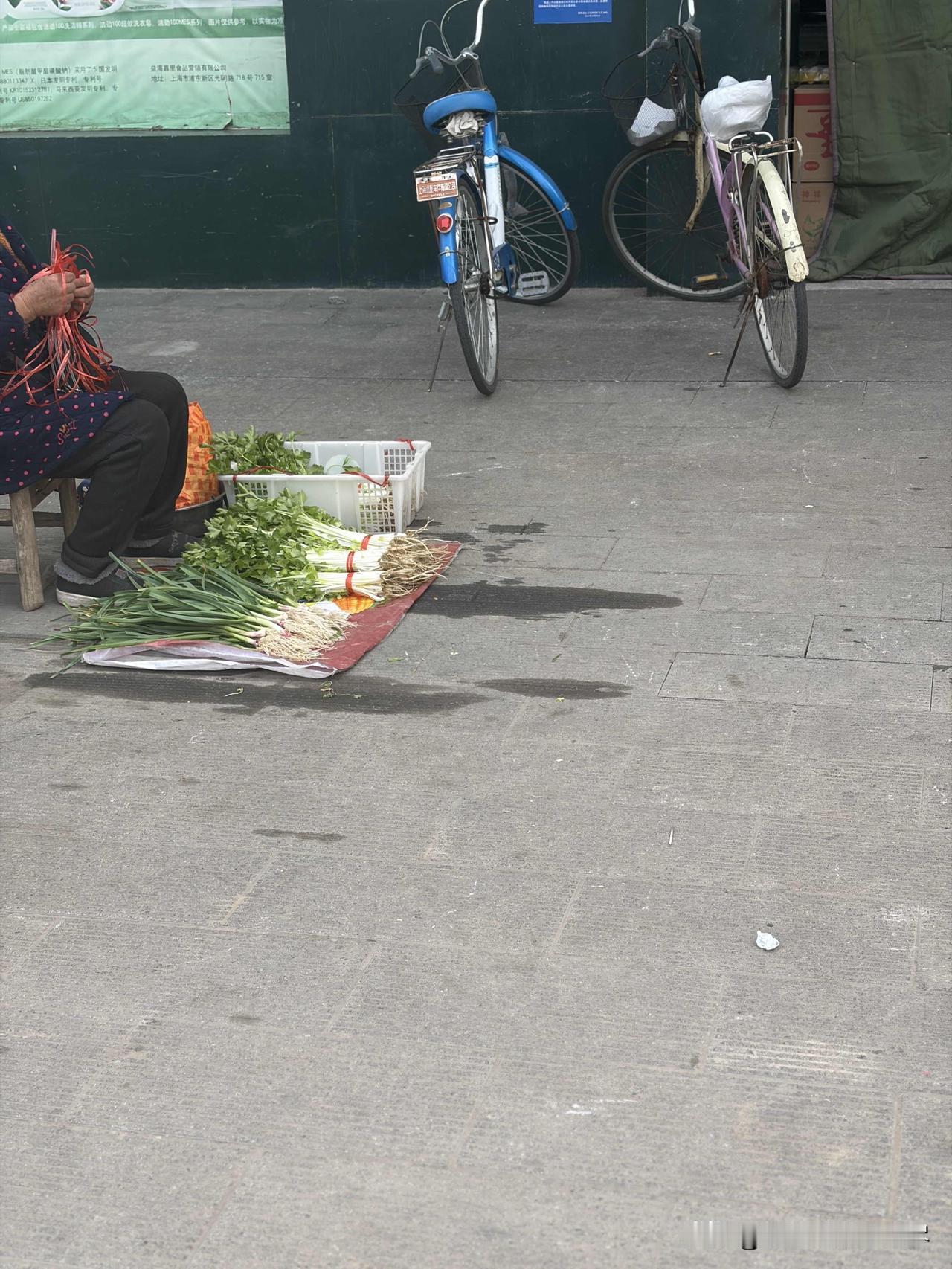 我发现有些老人的思想，真的是很难让人理解！

今天准备去逛超市的时候，发现有两个