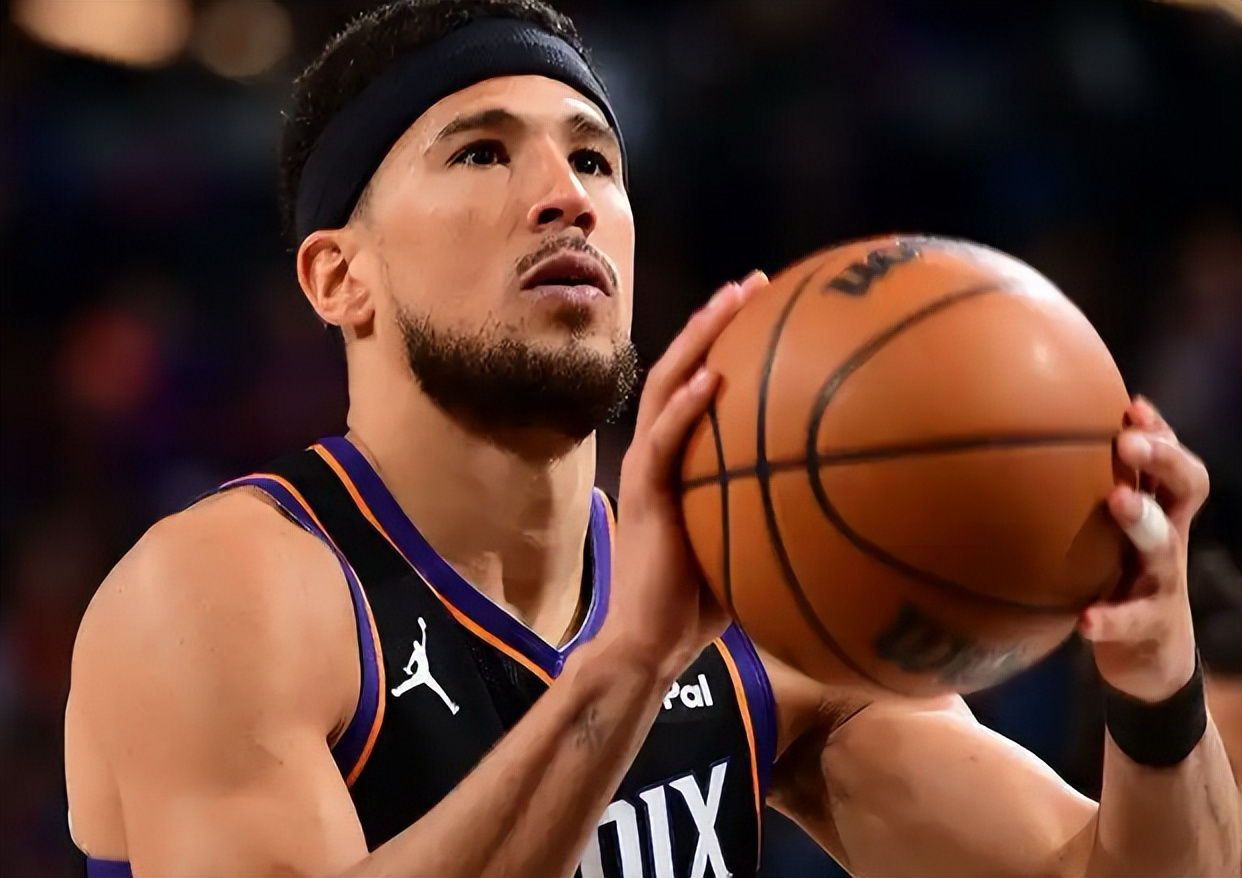 布克本赛季场均25.8分3.9板5.9助攻，明日他需要扮演更加重要的角色，在失去