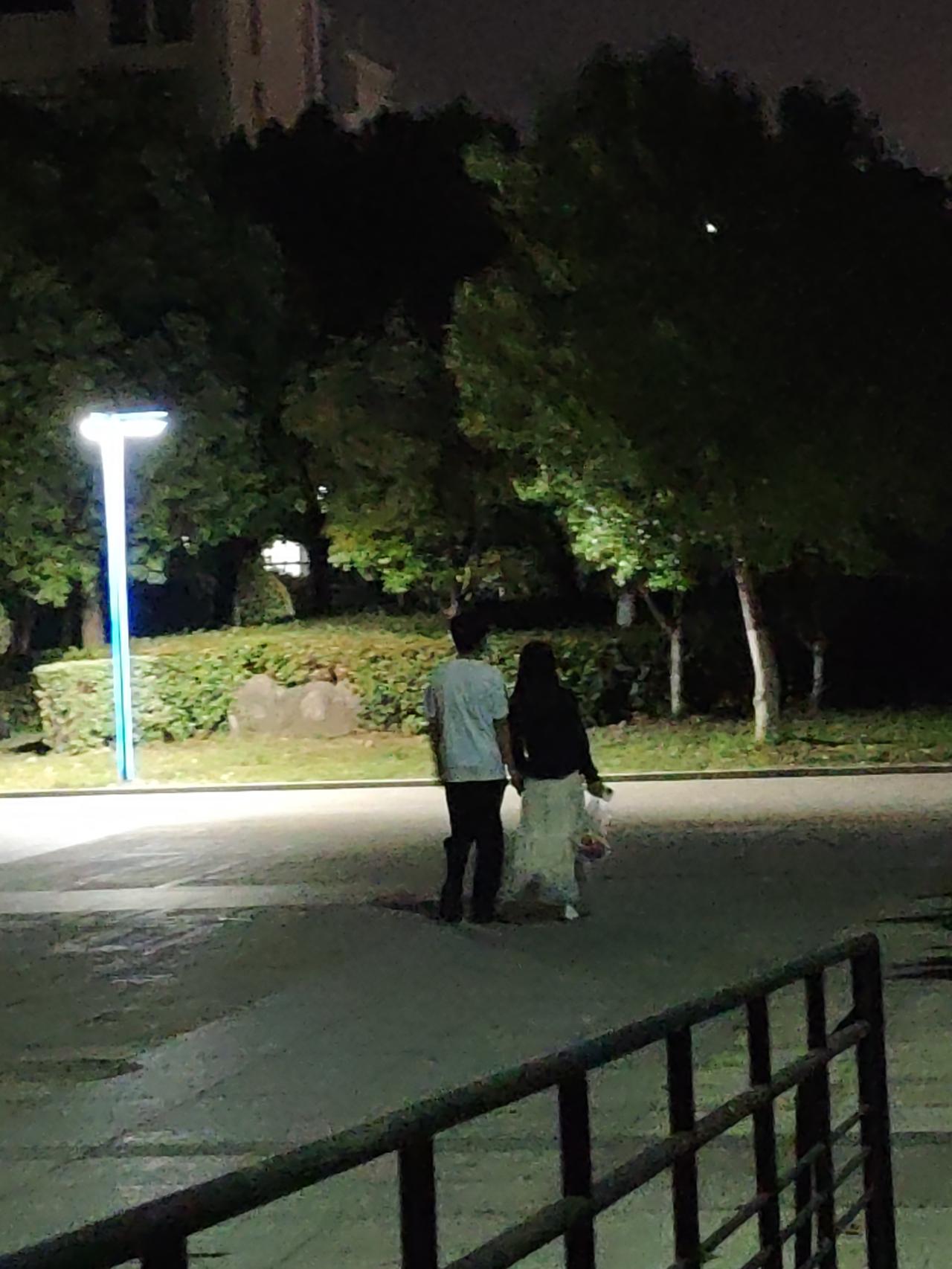 给大家分享一张超然楼的夜景照片。5月8日泉城夜幕降临，大明湖畔热闹非凡。19:1