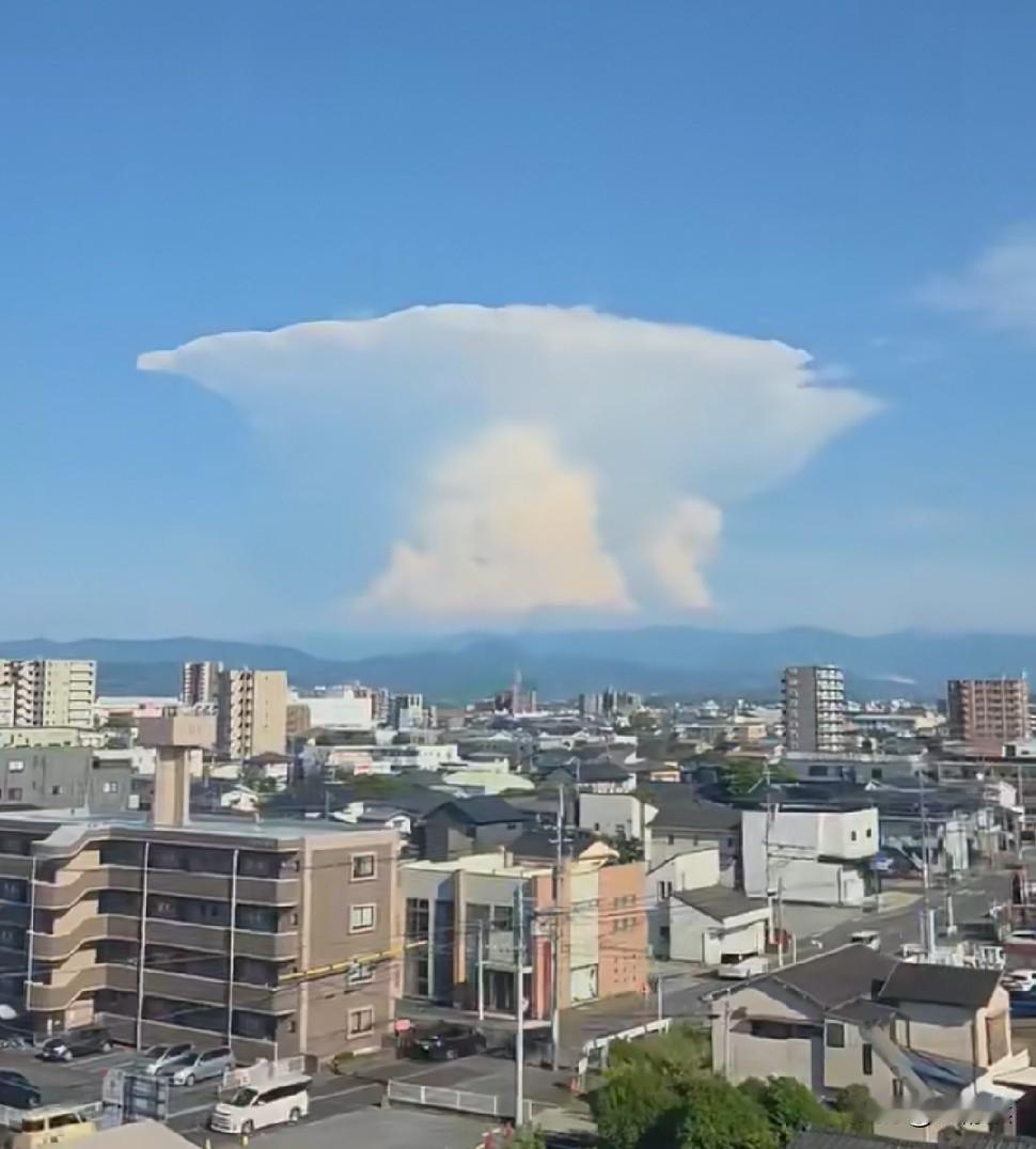 日本熊本发生7.1级地震，震源10公里。据说当地一座购物楼的二层部分有坍塌。
