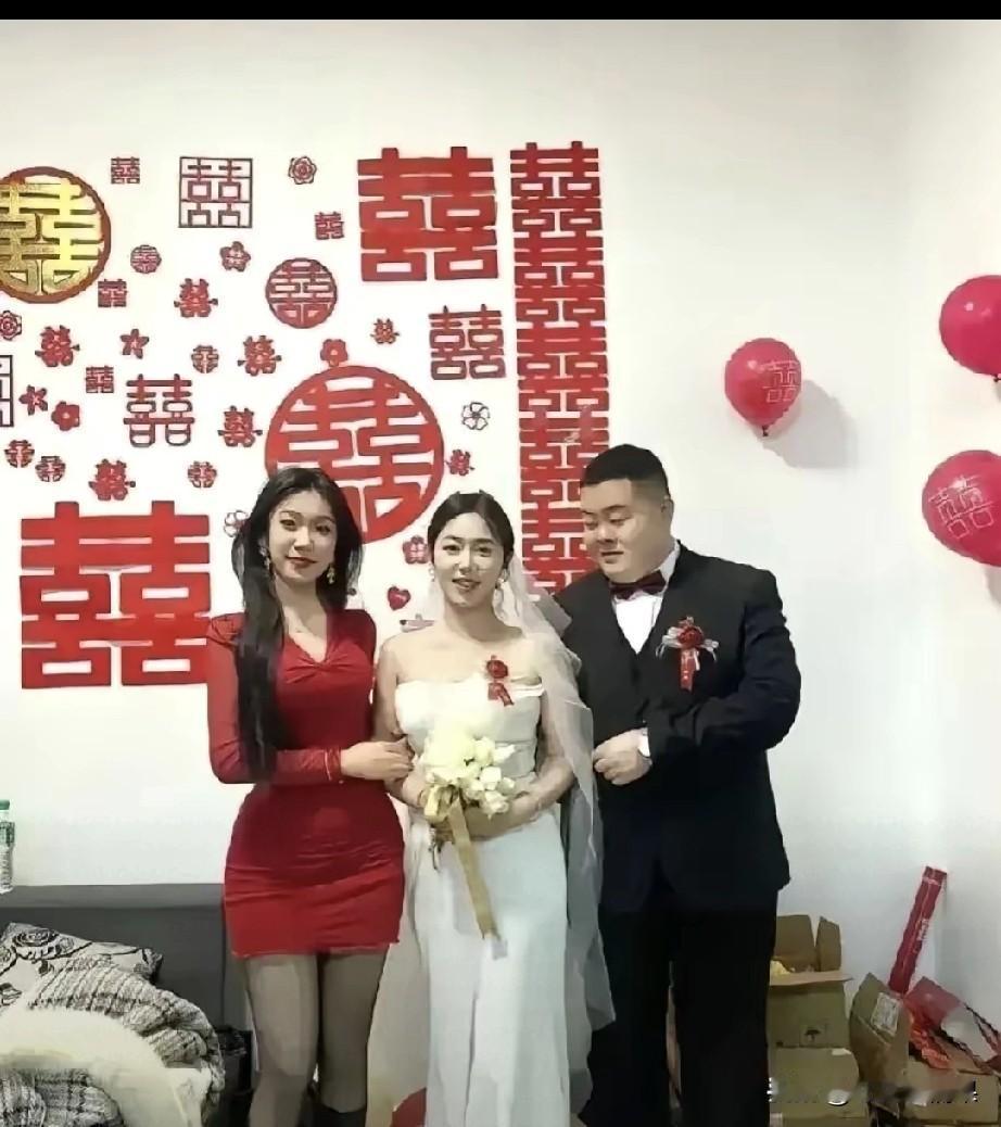 这新郎也太不知足了，吃着碗里的看着锅里的，瞧你看伴娘的眼神，眼神这是要把伴娘也吃