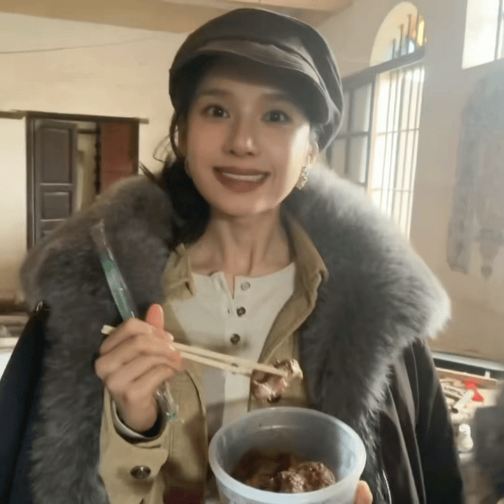 张婧仪张婧仪野狗骨头 zjy张婧仪苗靖 “人间山高水远 心中有玫瑰 心中有桔梗 