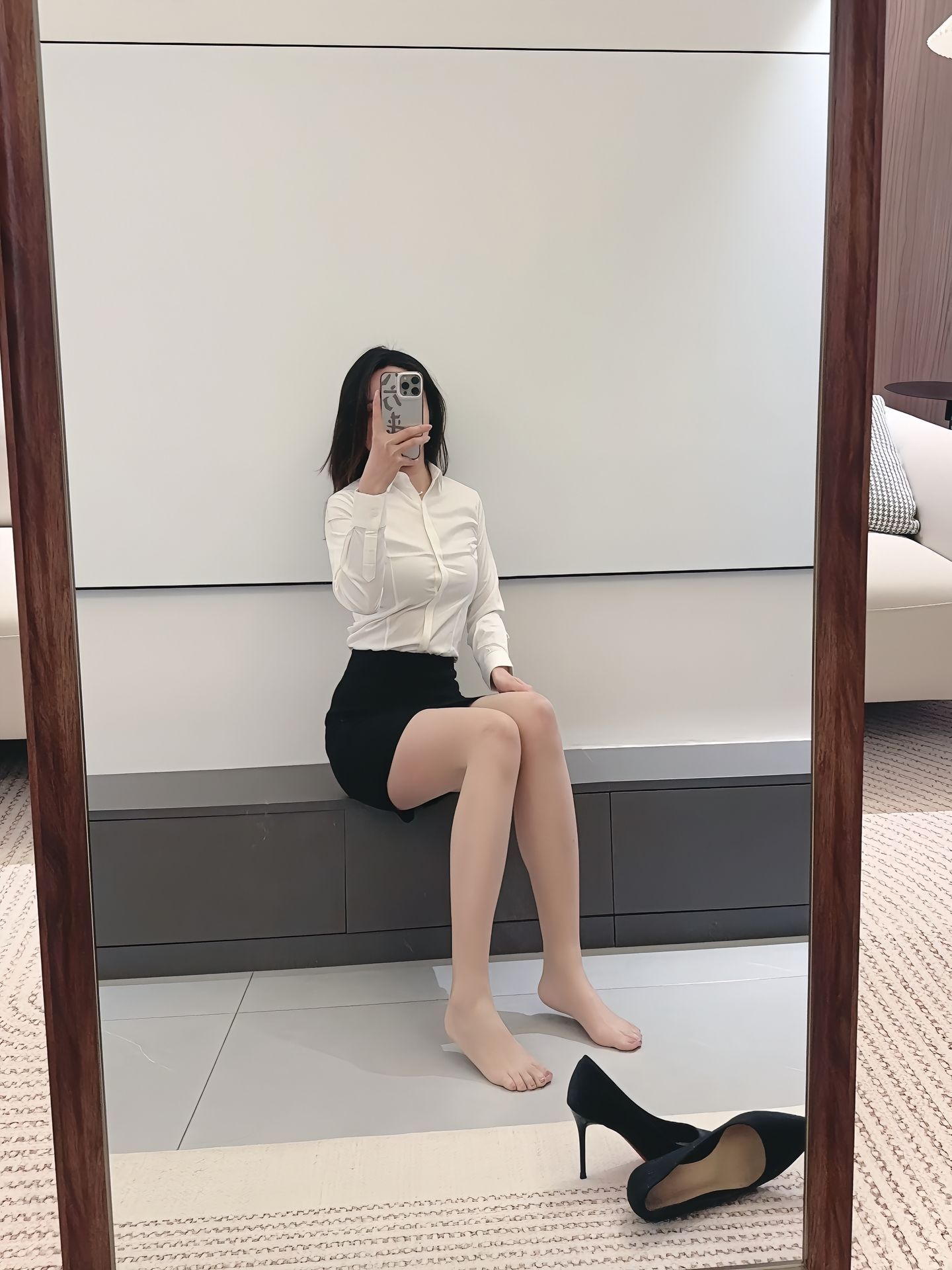 工作一天穿着高跟鞋也是蛮累的 