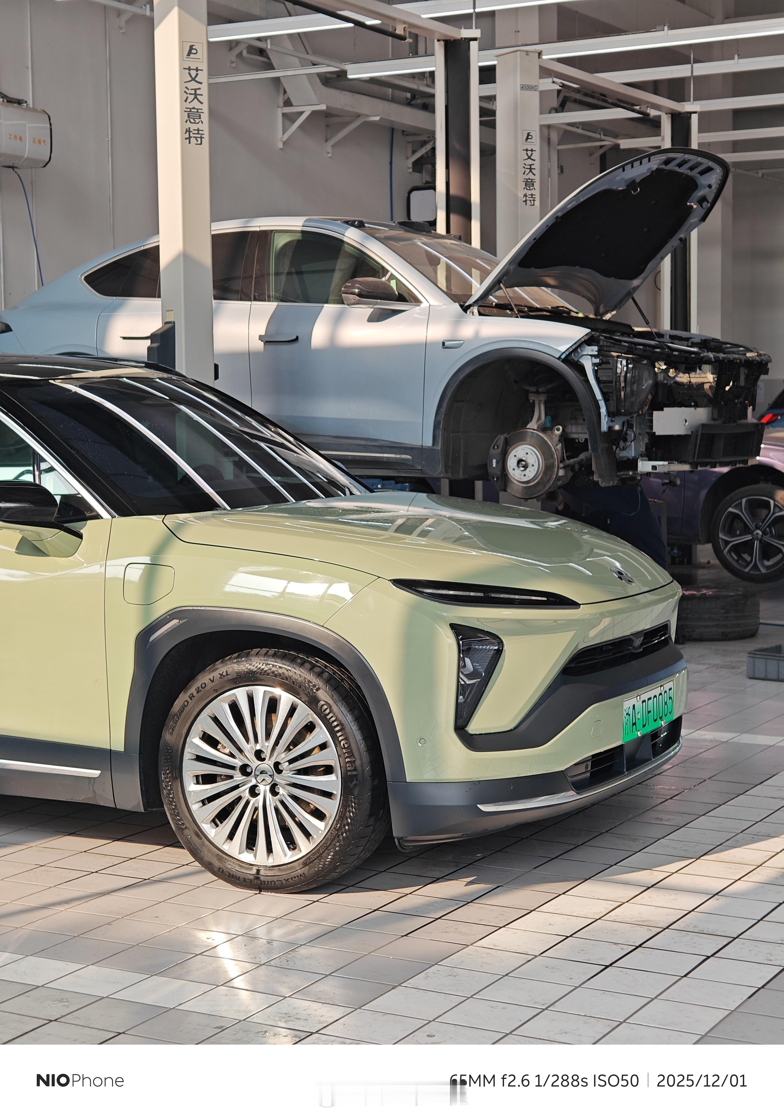 漆面维护的好的老6还是很精神的搭配这个多辐条轮毂蔚来的多辐条轮毂一直很帅除了ET