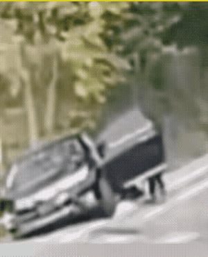 大车属于直行，小车车速过快，硬生生的撞在了大车的身上，多亏大车自身重量大，比较稳