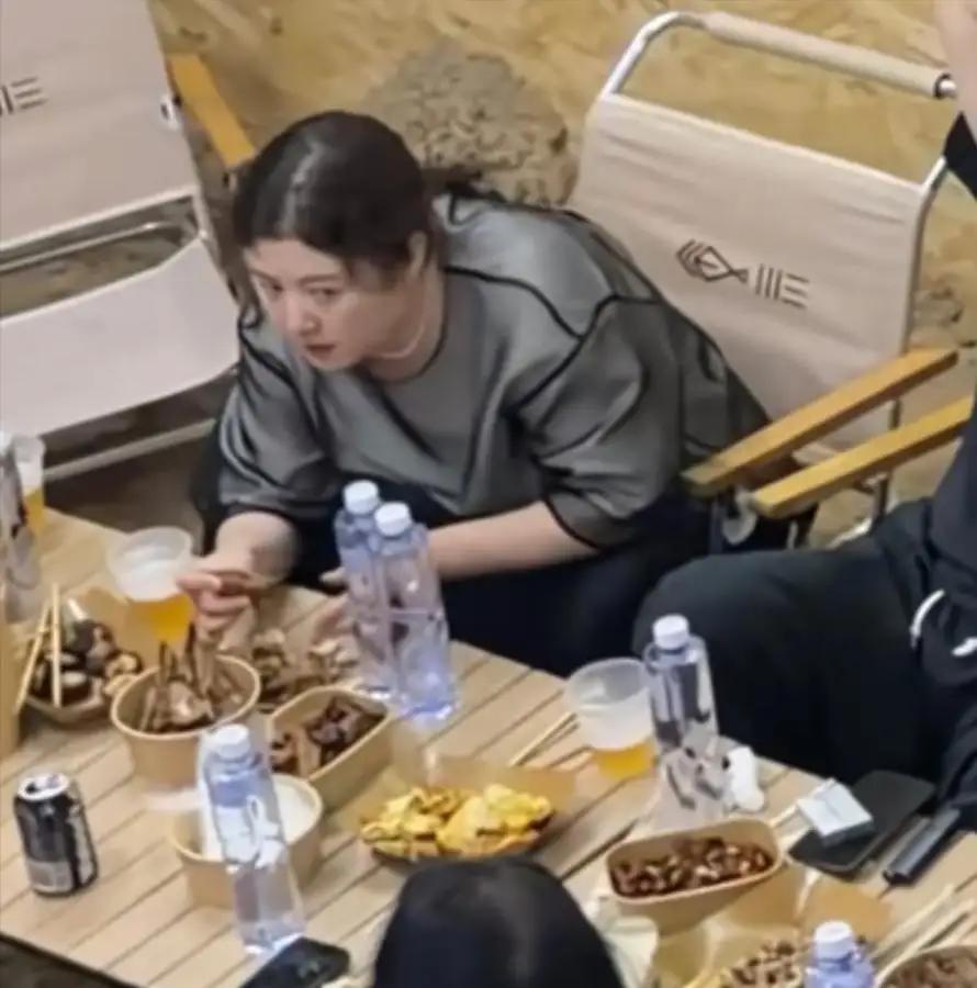 沈腾妻子王琦目测有160斤，真的该减肥了。
就算现在没有上镜需求也不能这么吃啊！