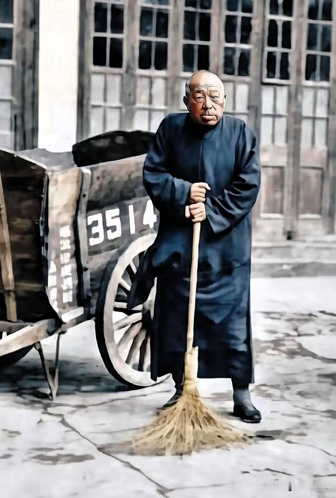 1951年，陈毅让83岁的黄金荣扫大街，蒋介石得知后感叹：陈毅真厉害。

这条消