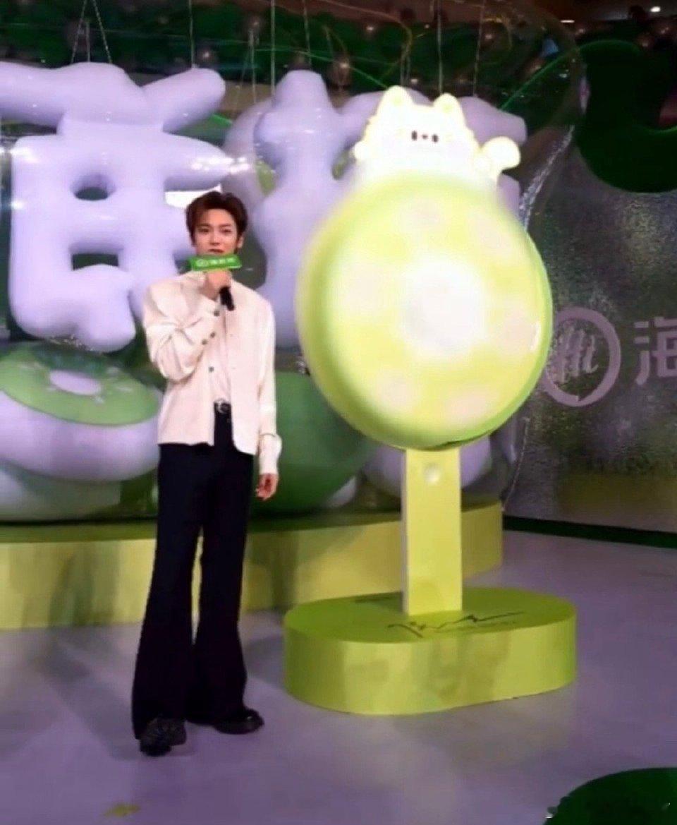 侯明昊土味情话还没说已经红温了 侯明昊转大转盘三次邂逅土味情话，刚开口就红温，那