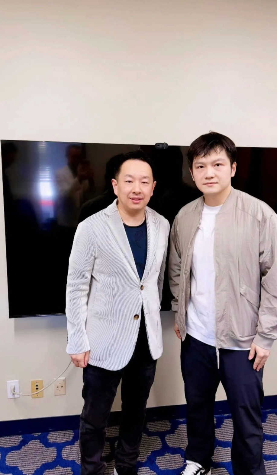 左边这人好像矮版的汪小菲哦