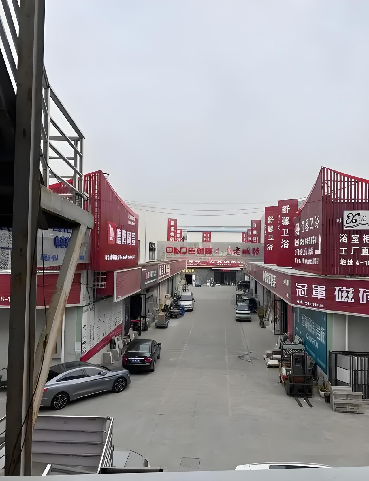 中国超大规模市场有三个突出特性。其一，规模巨大。从第八届进博会就能看出，参展企业