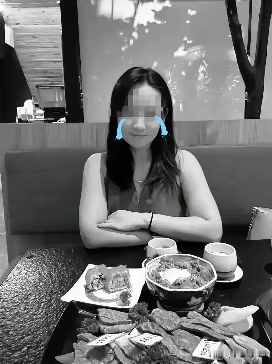 近日，一位在海南三亚旅游的女游客疑似被蛇咬伤，后就诊于三亚市中心医院和三亚市某战