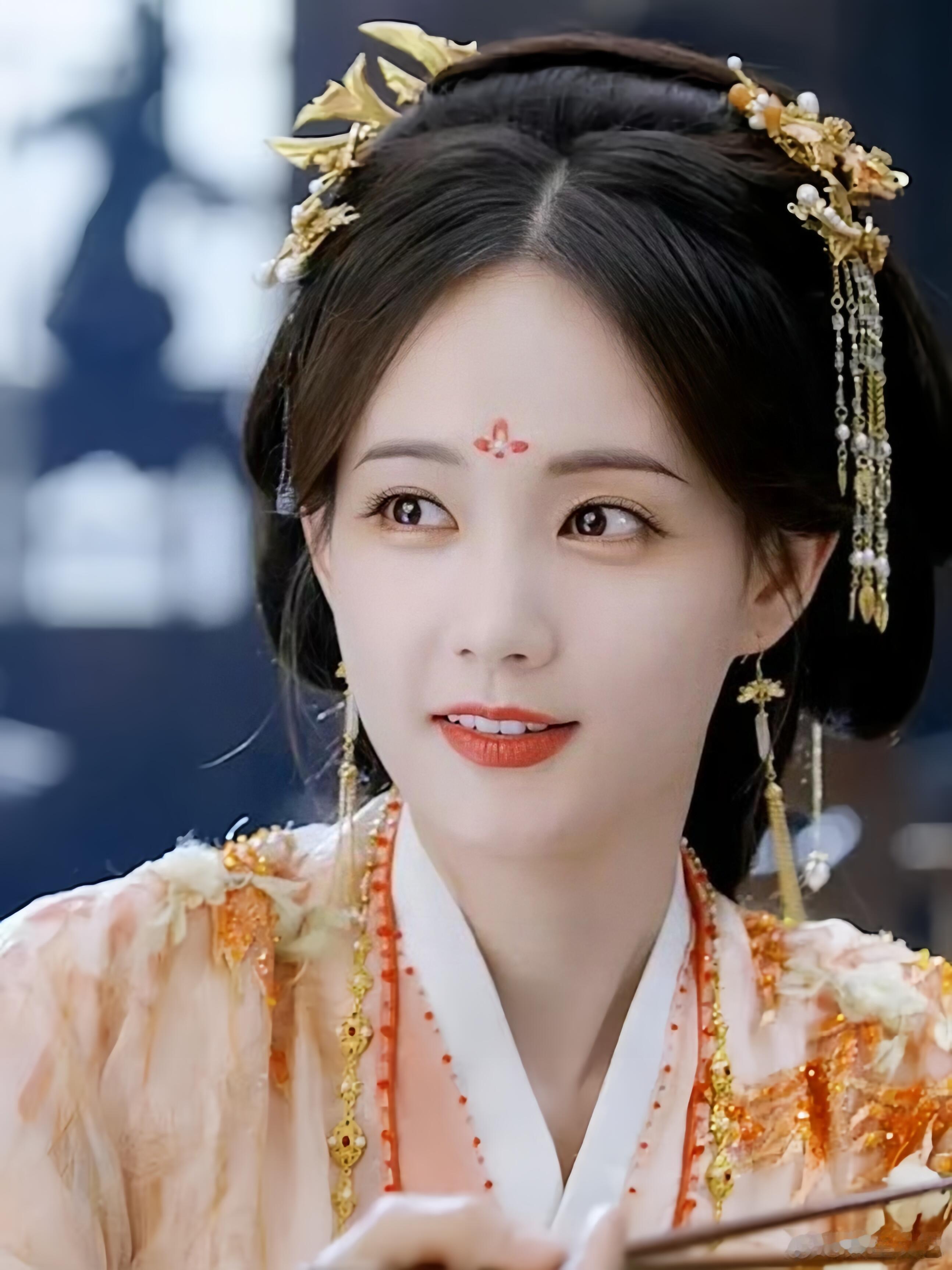 李一桐未醺醉酒戏 李一桐没喝到酒，却把醉酒戏演绝了，演宋一梦在屋顶倾诉，她跌跌撞