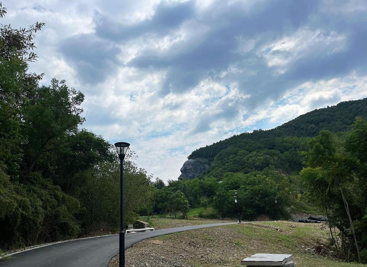 到达岘首山凤凰观景台最近的一条新修的山路，正爬反爬都体验过了。有人说有1000级