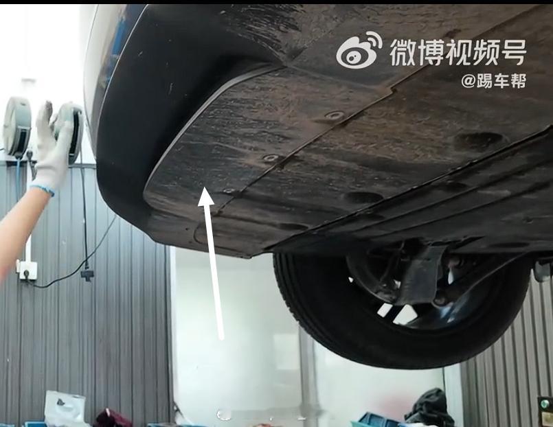 后导流板 在夏老师的视频里看到L90的这个后扩散器设计是固定的然而，蔚来有个专利