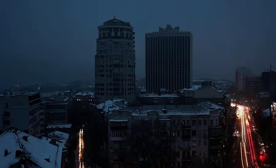 基辅部分区域遭“口径”导弹袭击后停电

基辅又被炸了！俄军的“口径”导弹一落地，