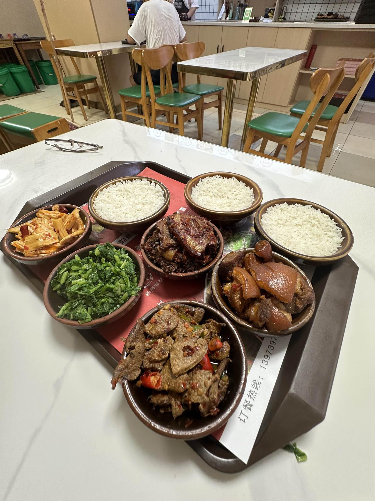 来邵阳旅游出来觅食，两个人不好点菜，找了家小碗菜的店，点了一大堆小碗菜，老板娘给
