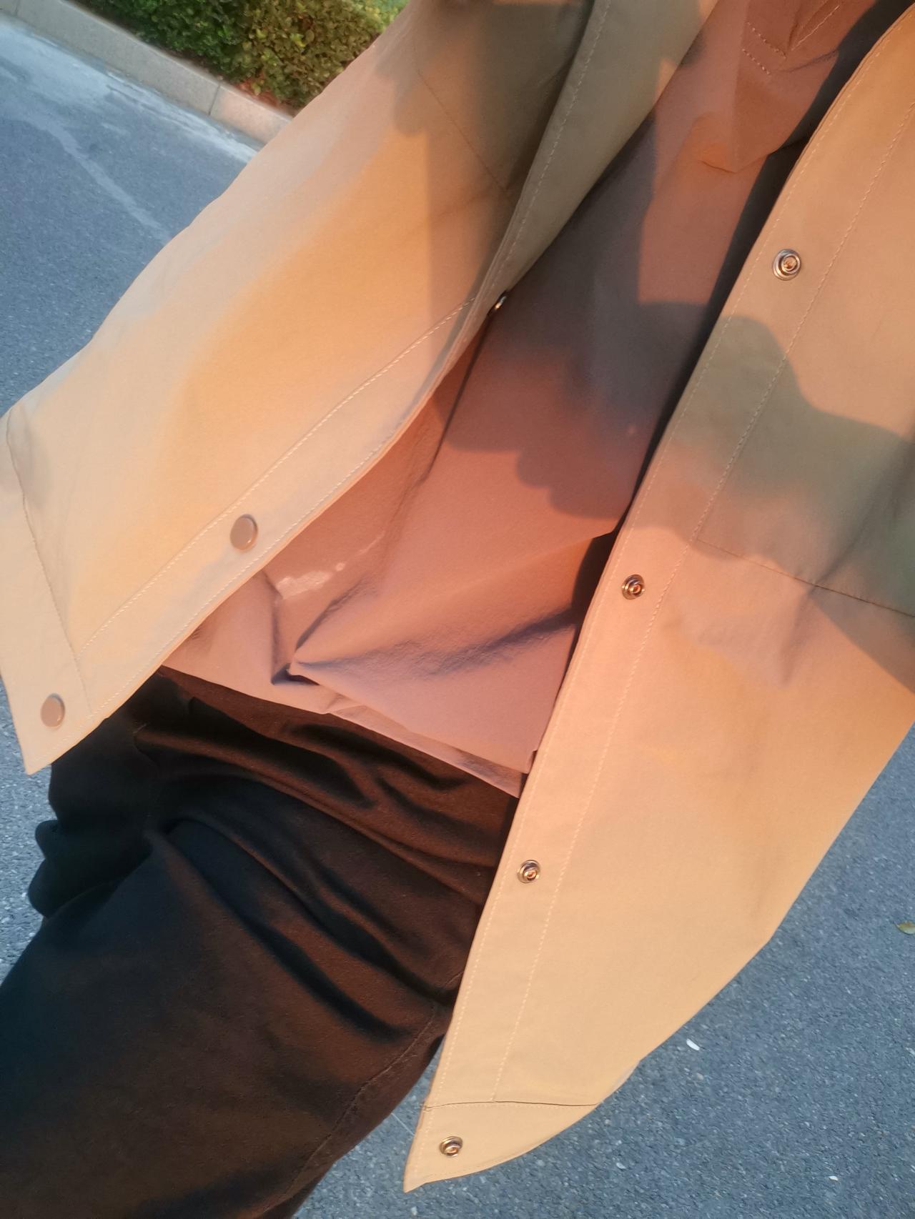 穿上了棉布的阔腿裤，套上了崭新的夹克衫，骑着心爱的自行车围着北湖转了一圈，微微汗