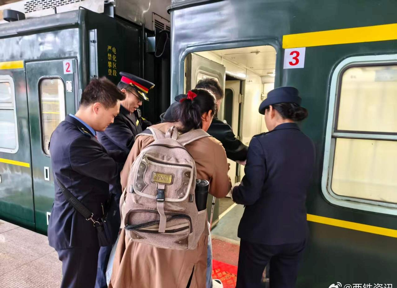 月 30 日清晨，西安站 7006 次公益慢火车上，列车长周克强发现一名术后拄拐