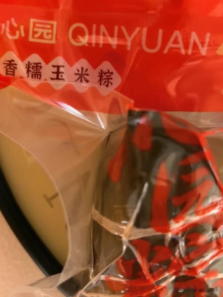 假如这一天没有吃粽子就算没有真正的过端午节了，吃粽子吃甜还是咸，其实可甜可咸，如