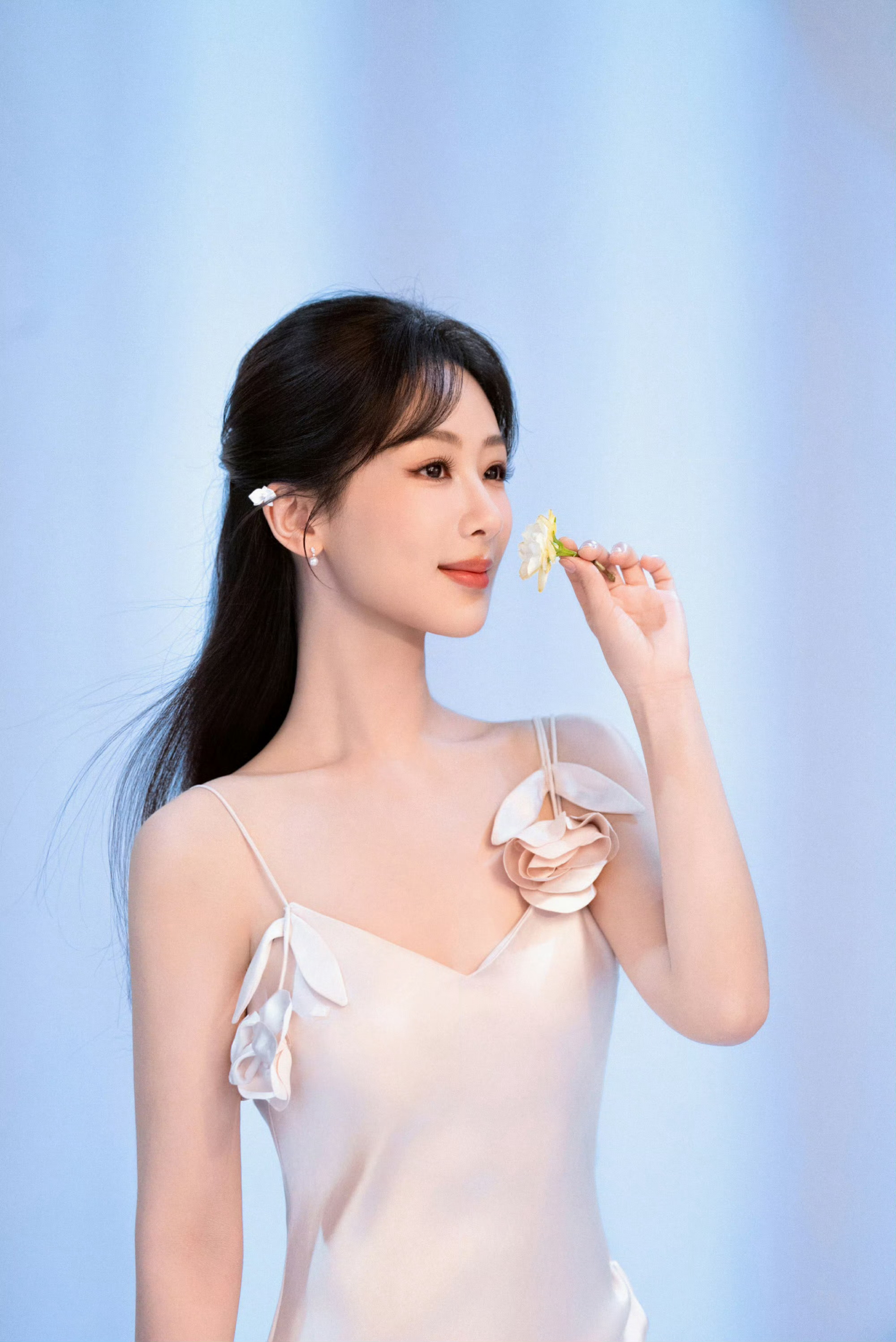 杨紫闻栀子花杨紫闻栀子花香 杨紫闻栀子花，每一张都超美，夏日氛围满满！ ​​​