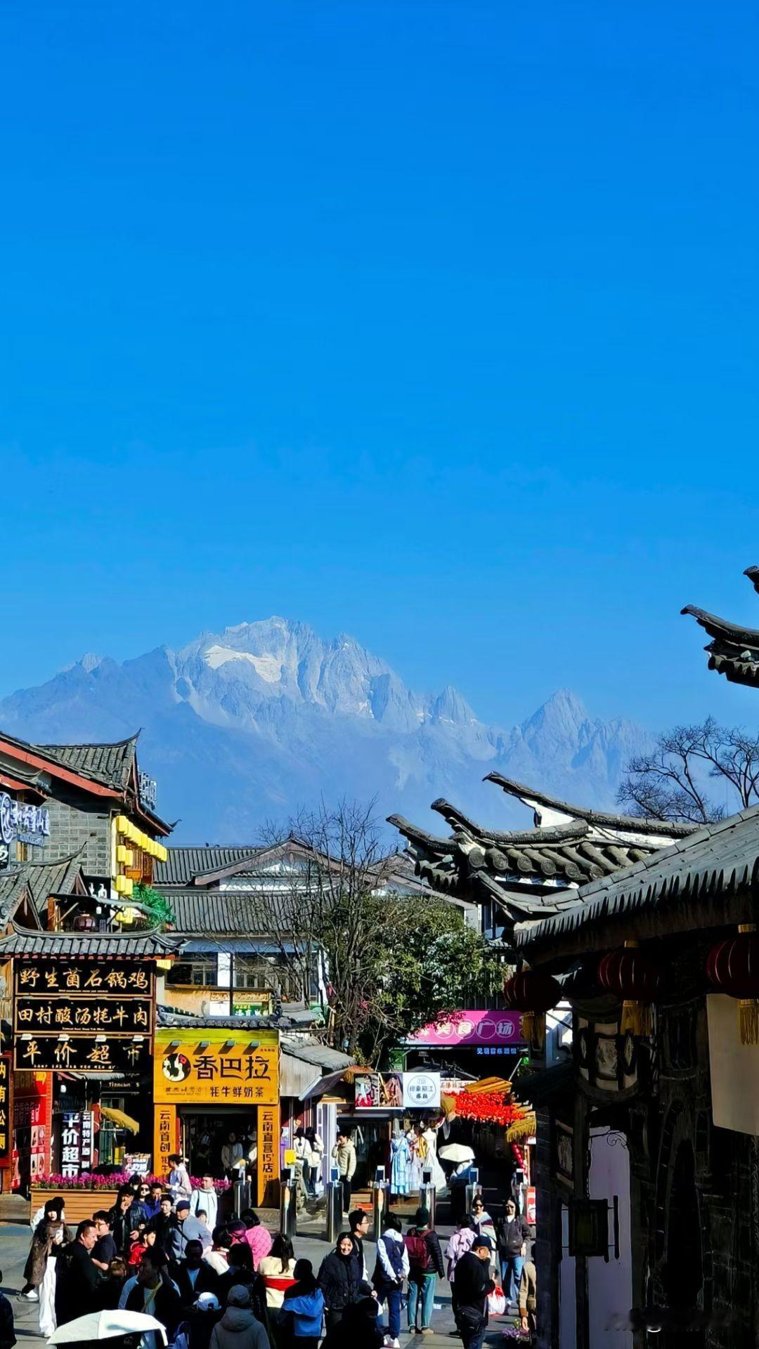 混社会一定要有的心眼

1.饭局之上，规矩暗藏。领导夹菜时，你切勿转桌；众人举杯