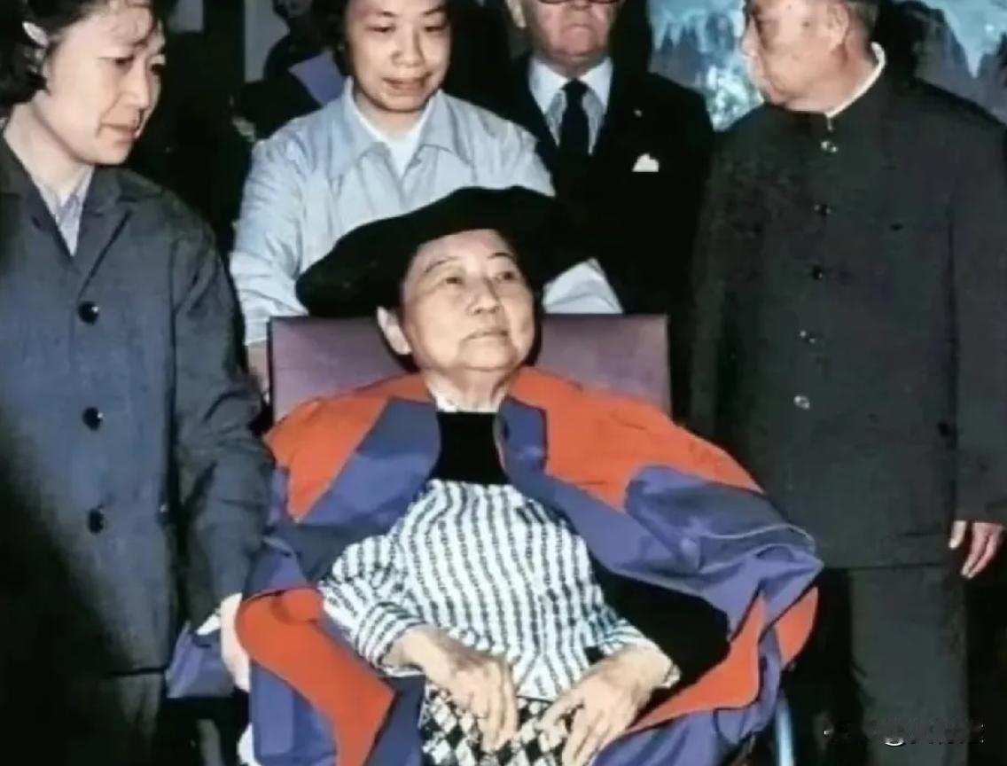1981年5月，身患重病的宋庆龄坚持坐轮椅出席人民大会堂授赠典礼，发表20分钟英