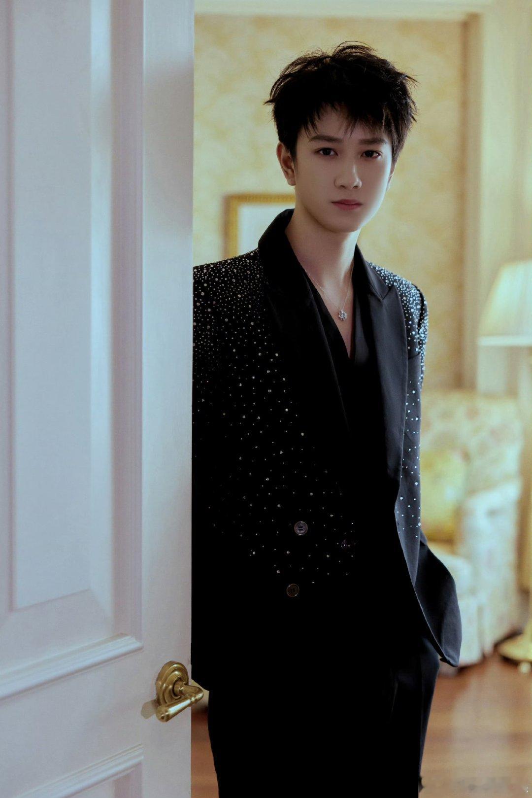 大屏给敖子逸整成啥了谁懂大屏的离谱！敖子逸 360° 无死角，结果大屏整出隐藏角