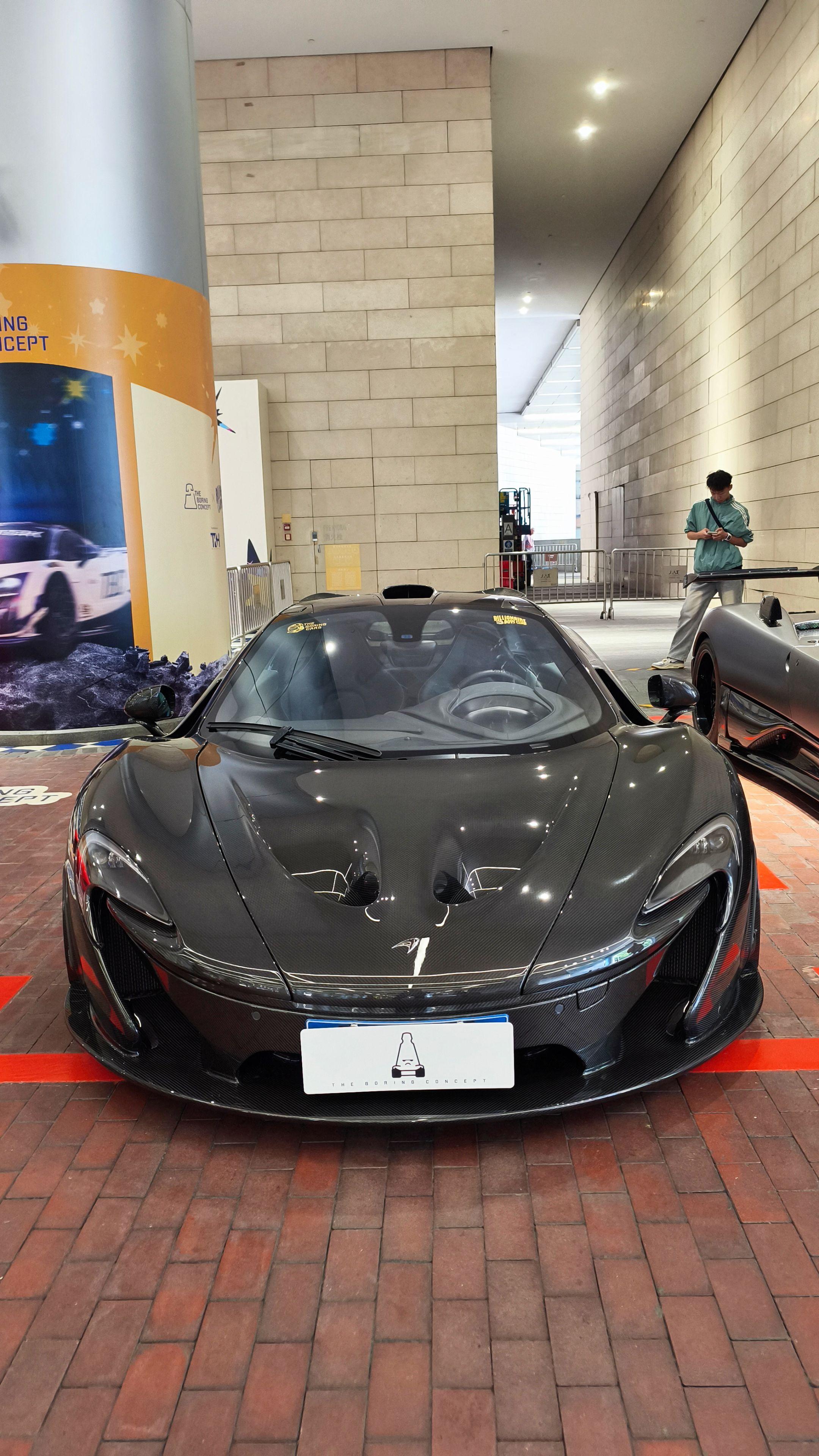 在广州太古汇偶遇玩车大佬座驾迈凯伦P1，全车都是裸碳外观原厂大尾翼，实...