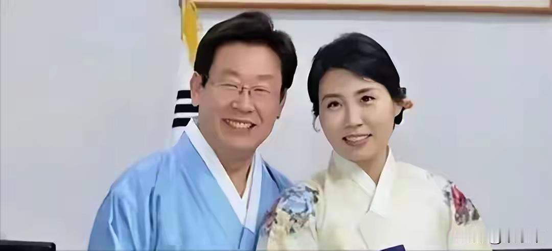 李在明夫妇气质挺搭的，一个穿着韩服书生气浓，一个穿着韩服显贤淑。